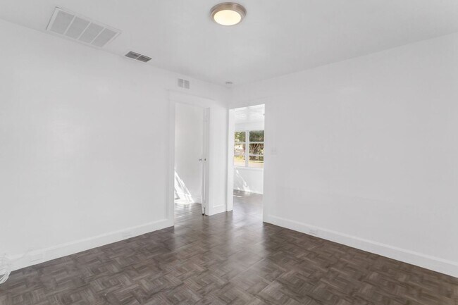 Building Photo - Cute 3bdrm/1bath House ** Section 8 OK ** $1995.00** Move in by December 31st and get 1 month Fre...