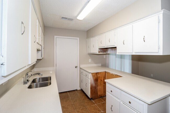Building Photo - 6230 Sylva Rena Dr