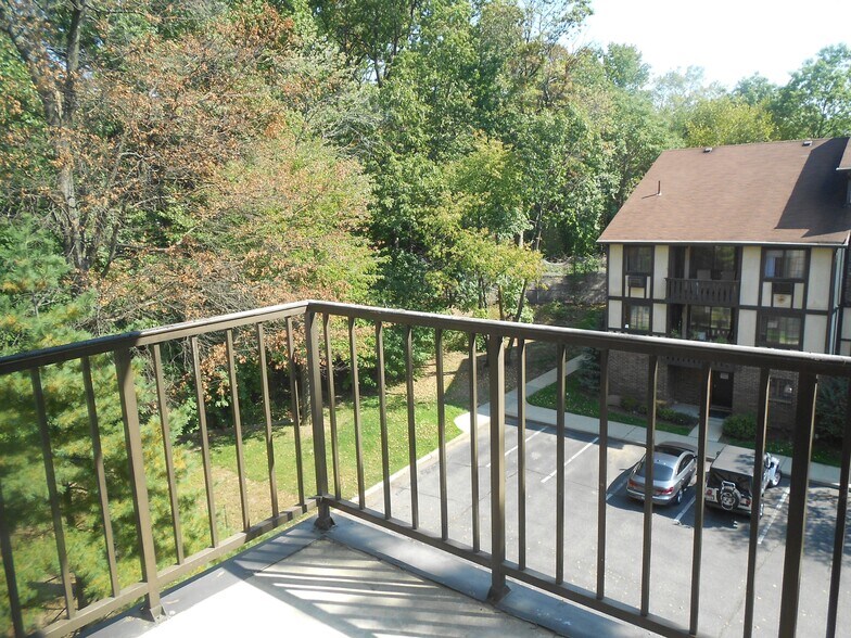 Building Photo - 2 Elmwood Park Dr