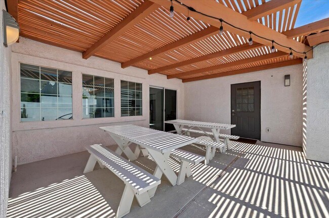 Building Photo - 53245 Avenida Martinez