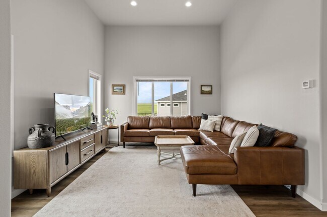 Building Photo - 4 Bed 2.5 Bath Single Family Home