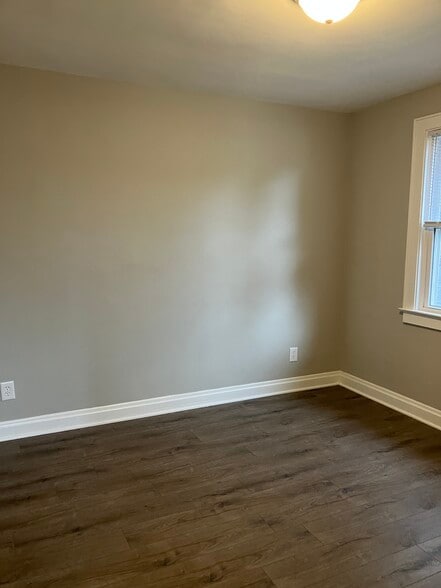 Front Bedroom - 930 Oxley Rd