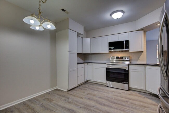 Building Photo - 1302 Foxmeadow Cir