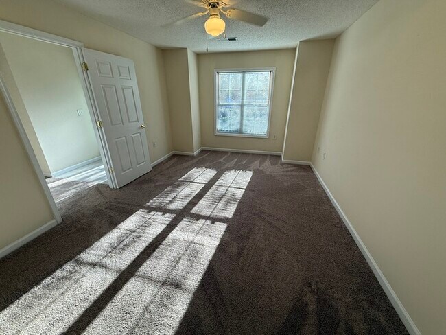 Building Photo - Beautiful 2 Bed 2 Bath Villa with 1 Car Ga...