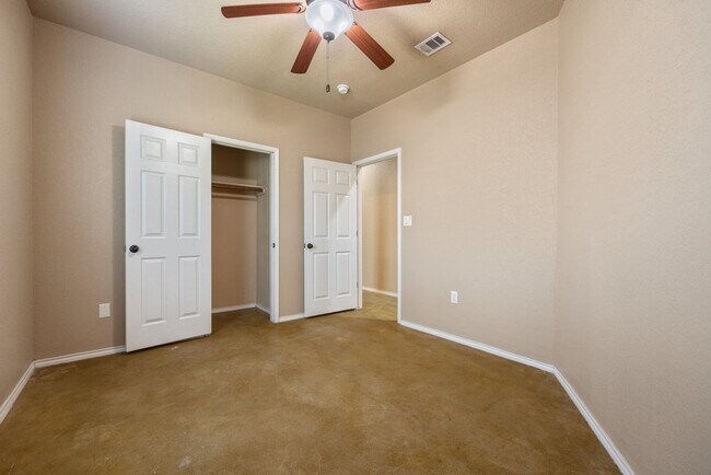 Building Photo - Nice 3 Bedroom Duplex located in New Braunfels!