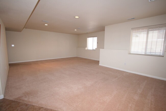 Building Photo - Appealing 3 Bedroom Townhouse Located in G...