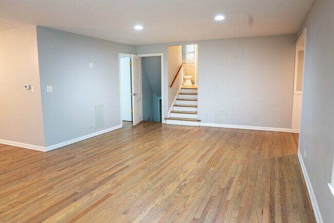 Building Photo - 9733 Karlov Ave