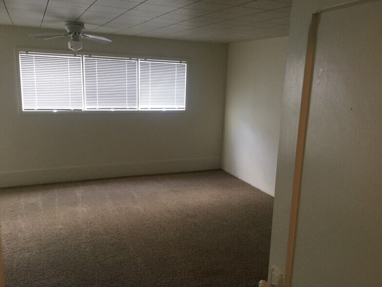 Building Photo - 1010 E 2nd St