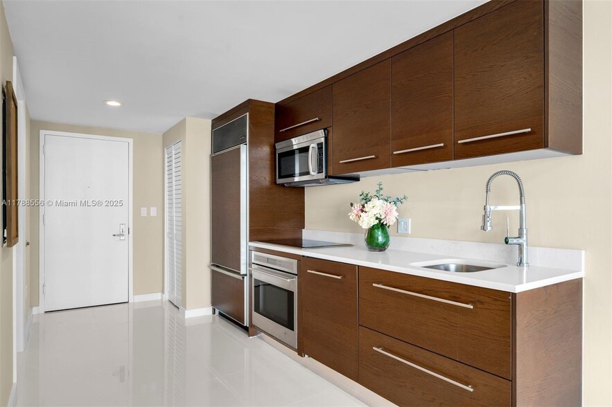 Building Photo - 495 Brickell Ave