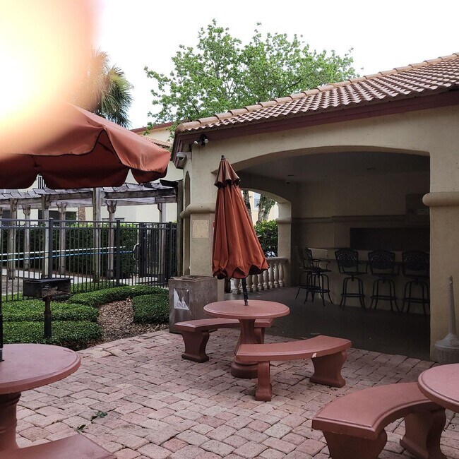 Building Photo - 832 Camargo Way