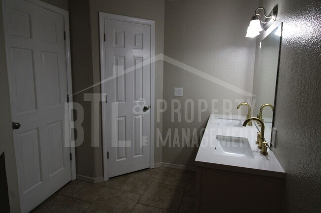 Building Photo - Beautiful Duplex in Kimberling City - Util...