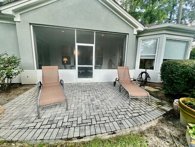 Building Photo - Spacious Beautifully Appointed Two Bedroom...