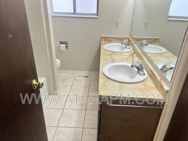 Building Photo - 270 Country Club Dr
