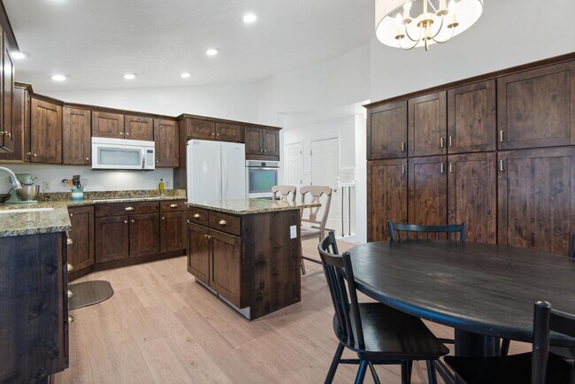 Building Photo - 2521 Apricot Pl