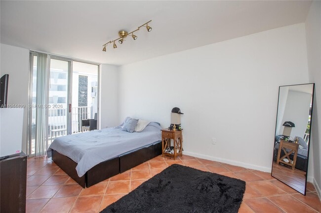 Building Photo - 1801 S Treasure Dr