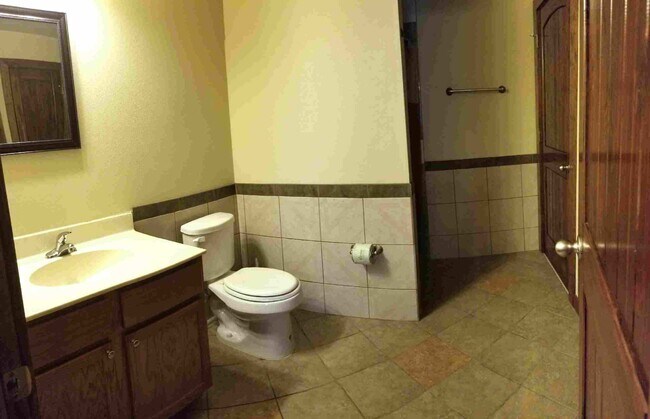 Building Photo - 1609 N Hill St