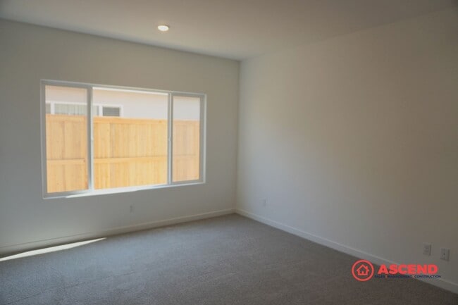 Building Photo - Beautiful 4-Bed Home in Shafter's Gossamer Grove Community – Solar Included!