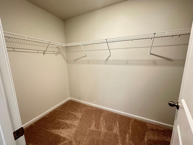 Building Photo - 4 Br/2.5 Bth in The Watergrass Community