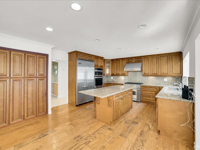 Building Photo - 9654 Wendover Dr