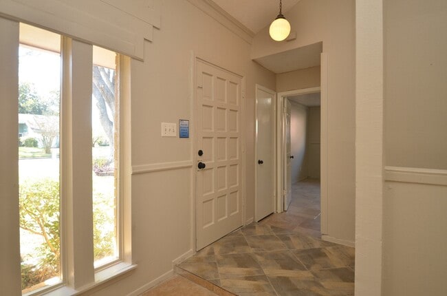 Building Photo - 522 Whippoorwill Dr