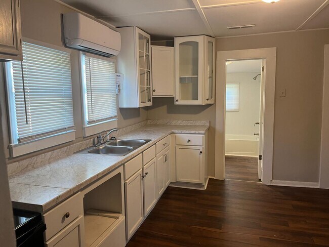 Building Photo - 910 Richardson Ave