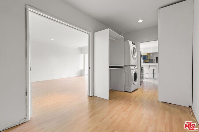 Building Photo - 8550 Holloway Dr