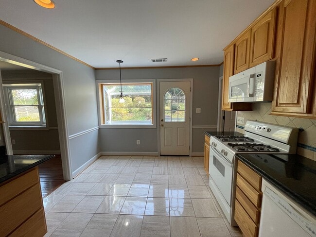 Building Photo - Cheerful 3 Bedroom 2 Bathroom With Office And Spacious Fenced Yard In Beautiful Pimmit Hills