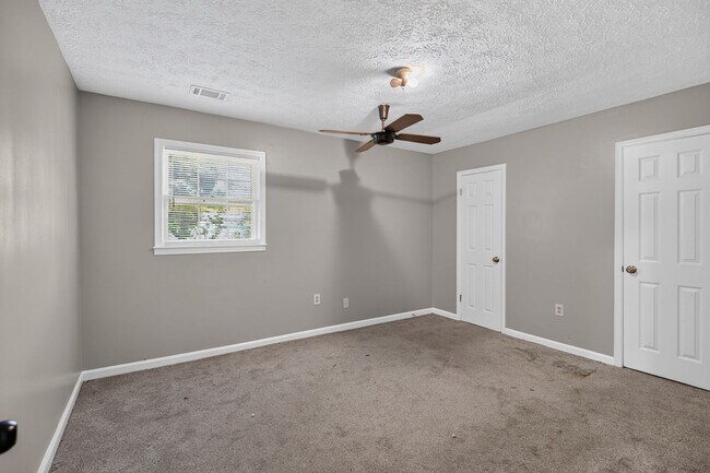 Building Photo - 495 Valerie Cir