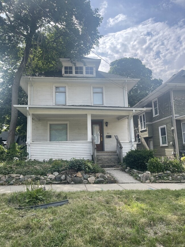 Primary Photo - 607 N Sycamore St