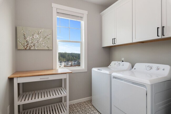 Building Photo - Luxury North Creek Living with Privacy and Designer Upgrades