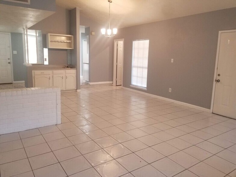 Building Photo - 8806 Trailridge Forest Dr