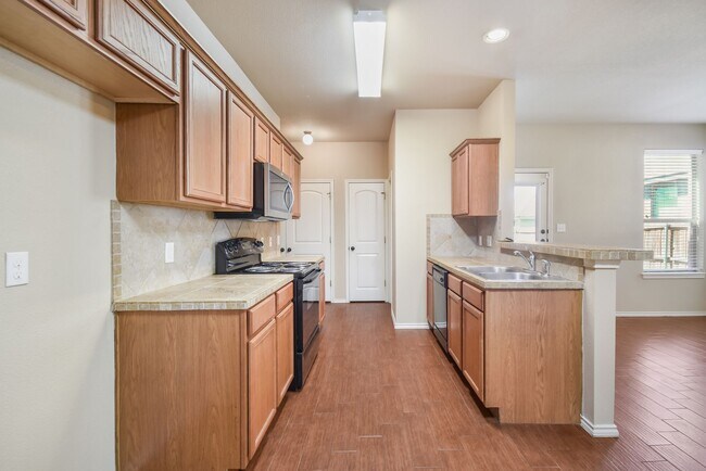 Building Photo - Nice 3 BEDROOM DUPLEX LOCATED IN HUTTO, TE...