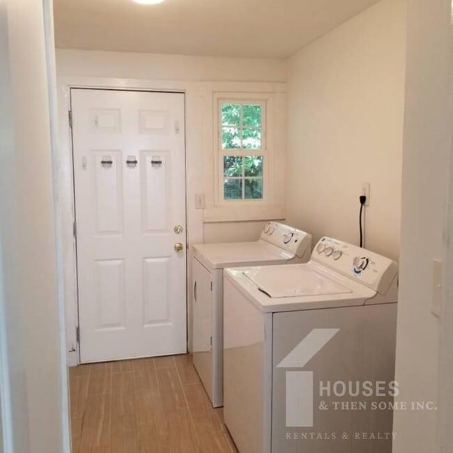 Building Photo - 203 W Faris Rd