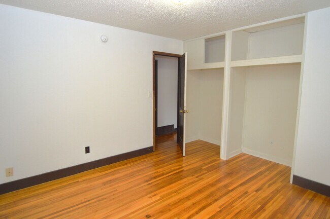 Building Photo - 5 Bedroom House for Rent