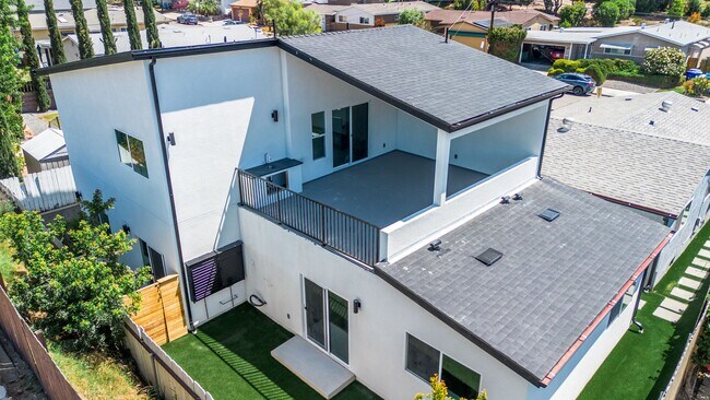 Building Photo - Private rooftop deck!