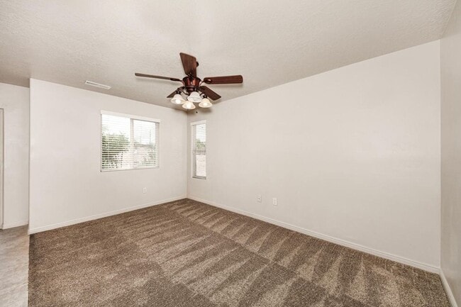 Building Photo - Beautiful Fossil Hills END UNIT!!