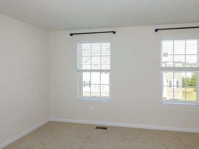 Building Photo - Pet Friendly 3 Story Inner Townhouse with ...