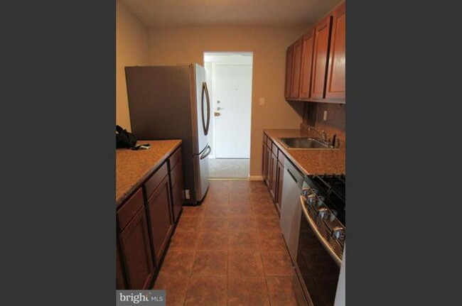 Building Photo - NEWLY AVAILABLE - RENOVATED 3 BR UNIT IN T...