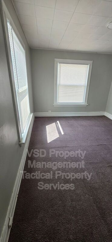 Building Photo - 8204 Vineyard Ave