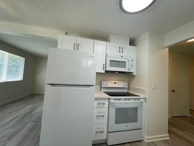 Building Photo - Spacious 2 Bed 1.5 Bath Apartment in Gresham - Newly Renovated w/ Washer & Dryer!