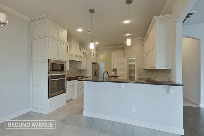 Building Photo - LIMITED TIME: $998 off second month’s rent...
