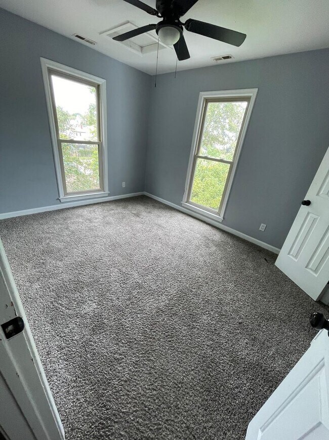 Building Photo - Updated 2 Bedroom Unit!