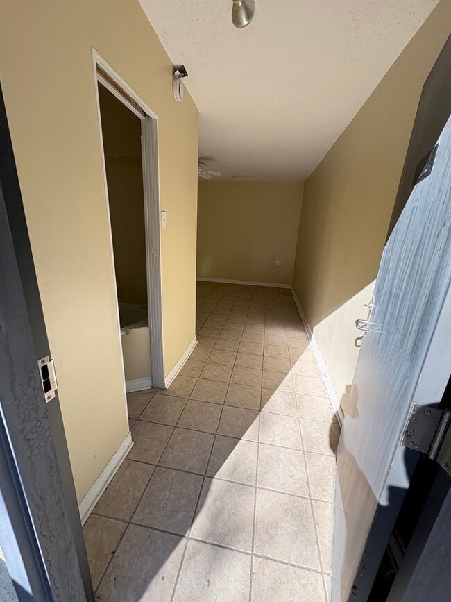 Building Photo - FOR RENT!! AVAILABLE 12/20/2025