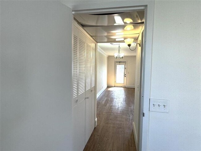 Building Photo - 526 Saxony Dr