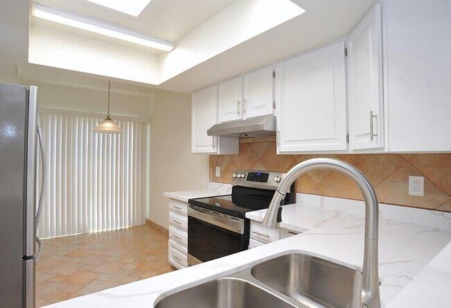 Building Photo - Beautifully Updated 3 Bedroom Townhome nea...