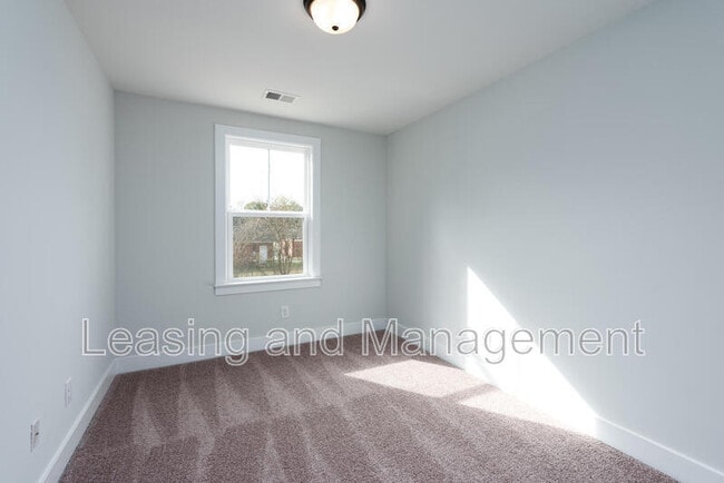 Building Photo - 831 Jordan St