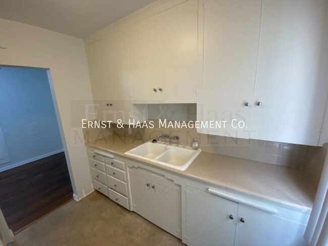 Building Photo - Wonderful 1 Bedroom Apartment Just a Block...