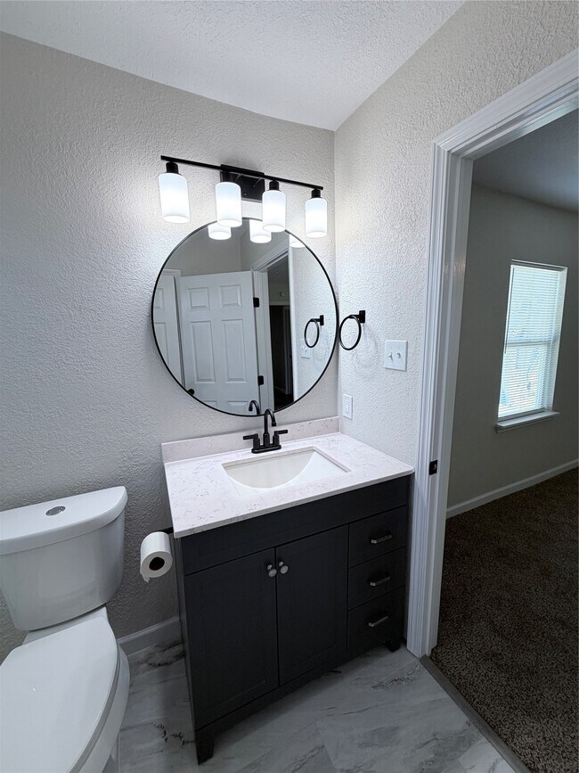 Building Photo - 2915 Creston Dr