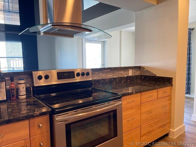 Building Photo - 401 Golden Isles Dr
