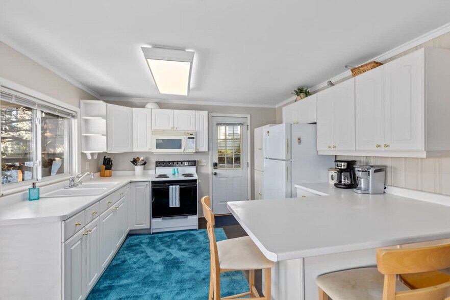 Building Photo - 8685 Je-NE-Be Dr NE